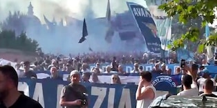 I tifosi della Lazio in strada con lo striscione "Libertà" e dai balconi partono gli applausi