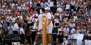 Il gesto di rispetto di Sinner nei confronti di Djokovic dopo la semifinale vinta a Wimbledon accende il pubblico sugli spalti FOTO