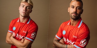 Spinazzola e Hojlund posano con la terza maglia: “Tutto il Rosso di Napoli”