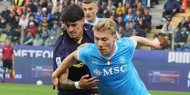 Parma-Napoli in parità: McTominay risponde a Strefezza, Conte frena ed è a +3 sul Milan