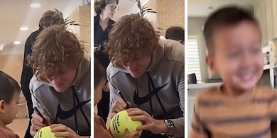 Sinner firma una pallina a un bambino che, 4 anni dopo, impazzisce: le immagini dolcissime emozionano tutti FOTO