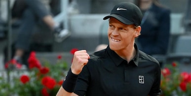Internazionali, diluvia su Roma: Sinner-Medvedev interrotta nel terzo set sul 4-2 per Jannik, la semifinale riprenderà nel pomeriggio