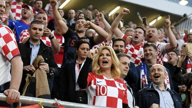 La presidentessa si scatena sugli spalti ma la Croazia delude, ko in Ungheria