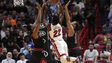 Nba, Miami non si ferma più. Sprofondano i Knicks, bene Sixers e Hornets