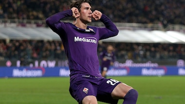 Vlahovic gela Conte. La Roma è quarta