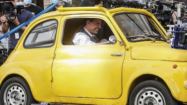 Tom Cruise la Mission Impossible è scappare con una Fiat 500 gialla! FOTO