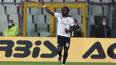 Ruba pc su volo Parigi-Milano e va a casa di Nzola: denunciato