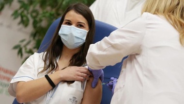 Claudia Alivernini, prima vaccinata in Italia, si cancella da facebook. Insulti e minacce di morte!