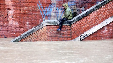 Maltempo e pioggia a Roma: le immagini del Tevere in piena