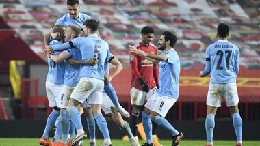 Carabao Cup, Guardiola vince il derby di Manchester e vola in finale contro Mourinho