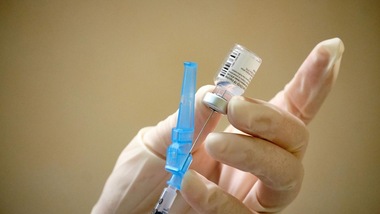 Modena, vaccino anti-Covid a figli e parenti: aperta indagine