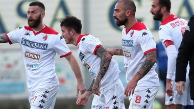 Bari fermato dalla Turris: 1-1. La Ternana ne approfitta e allunga a +8