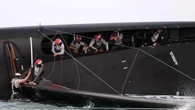 Paura in Coppa America: la barca Usa si ribalta, Luna Rossa si salva