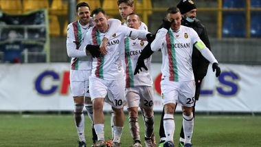 La Ternana non si ferma più: 3-0 alla Juve Stabia. Bari ok di misura