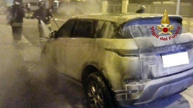 Bruciata l'auto della showgirl Serena Enardu