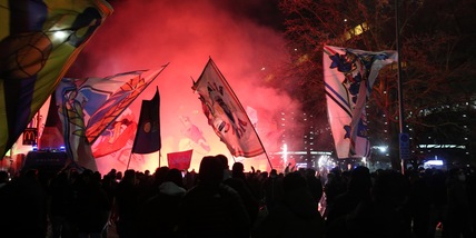 Inter-Milan, tifosi fuori da San Siro: cori, fumogeni e striscioni