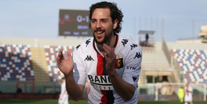 La doppietta di Destro fa volare il Genoa: Crotone ko 3-0