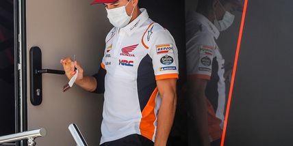 MotoGp: Marc Marquez posa nel backstage della presentazione di Honda