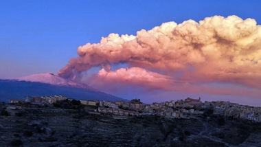 Etna, le foto della spettacolare eruzione