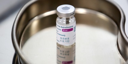 Ema su AstraZeneca: "Vaccino sicuro, ma indaghiamo ancora"