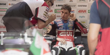 MotoGp, Alex Marquez aiuta i suoi meccanici a smontare il box