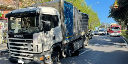 Roma, voragine a Via dei Colli Portuensi: sprofonda mezzo pesante