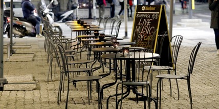 Roma, la proposta di bar e ristoranti: "Tavolini sulle strisce blu dei parcheggi"