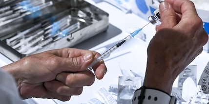 Pfizer e AstraZeneca: -65% di rischio contagio alla prima dose