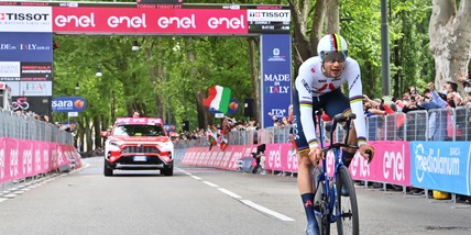 Ganna vince la crono: è la prima maglia rosa del Giro d'Italia