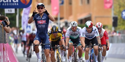 Giro d'Italia, Merlier vince la seconda tappa: Ganna resta in rosa