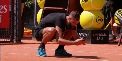 Paire sfida l'arbitro e fotografa col telefono il punto contestato