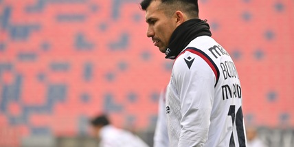 Bologna, differenziato in campo per Medel e Santander