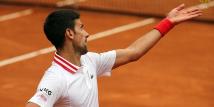 Djokovic, debutto bagnato e vincente agli Internazionali
