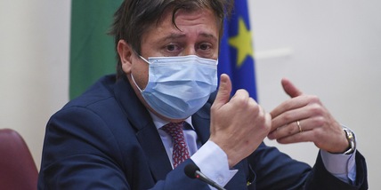Covid, Sileri: "Mascherine al chiuso ancora per un bel po'"