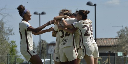 La Roma pareggia 2-2 col Napoli, le campane festeggiano la salvezza