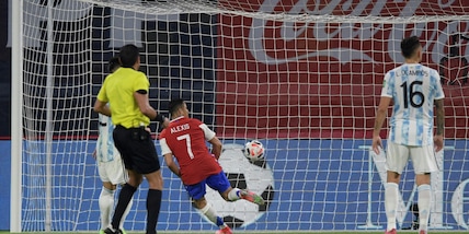 Sanchez ferma Messi: 1-1 Argentina-Cile. Tris Colombia