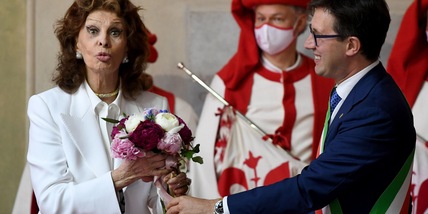 Sophia Loren a Firenze: Nardella le consegna le chiavi della città