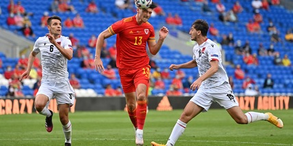 Kumbulla e Djimsiti bloccano Ramsey. Kulusevski a secco