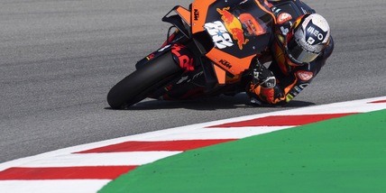 MotoGp: Miguel Oliveira vince il Gp di Catalogna, fuori Rossi e Marquez