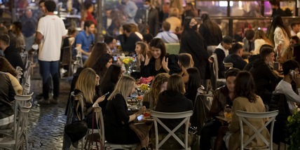 Zona gialla, da oggi cade il limite degli amici a casa: e ci sono altre novità