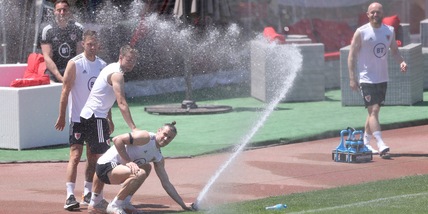 Galles, allenamento…bagnato: Bale è uno spasso