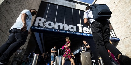 Roma Termini, uomo armato di coltello: polizia spara e lo ferisce