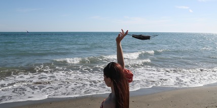 Via le mascherine all'aperto: c'è la data