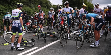 Tour de France: in quattro costretti al ritiro dopo la caduta