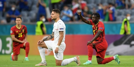 Italia-Belgio, gli azzurri si inginocchiano prima del fischio d'inizio