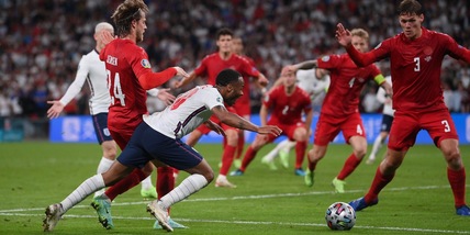 È una zuppa inglese: rigore generoso e due palloni in campo!