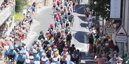 Tour de France: altra caduta. Corridori finiscono nella scarpata