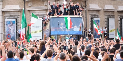 Bassetti: "Festa Italia in piazza? Polemiche ridicole. Stadi pieni per i vaccinati"