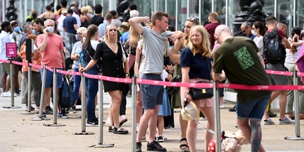 Covid, l'Inghilterra elimina le restrizioni: "Minaccia per il mondo"