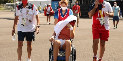 Olimpiadi, colpo di calore per Badosa: la tennista esce in carrozzina